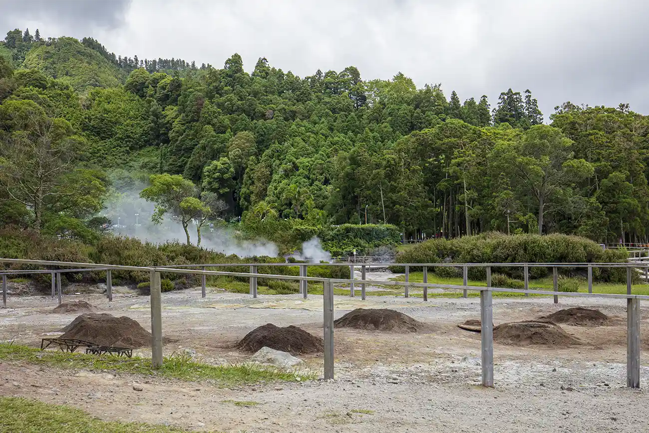 Buracos escavados em solo vulcânico para cozinhar Cozidos das Furnas